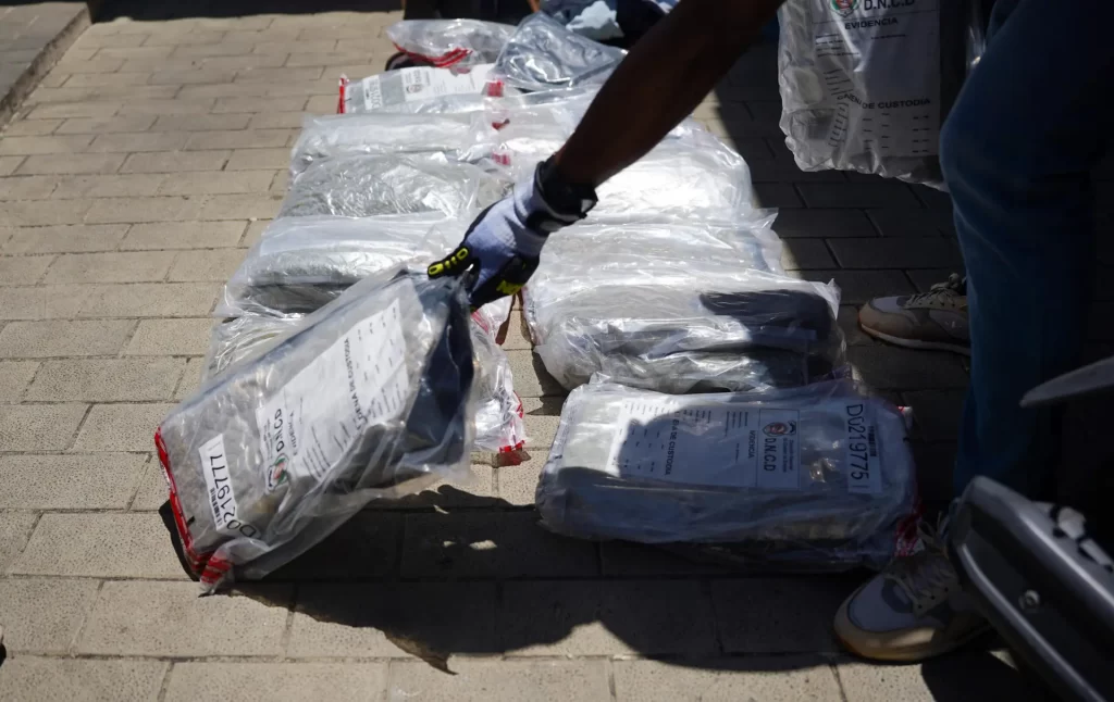 arrestan-hombre-y-confiscan-28-paquetes-de-marihuana-en-puerto-haina