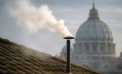 la-fumata-blanca-y-las-campanas-del-vaticano-anuncian-la-eleccion-de-un-nuevo-papa