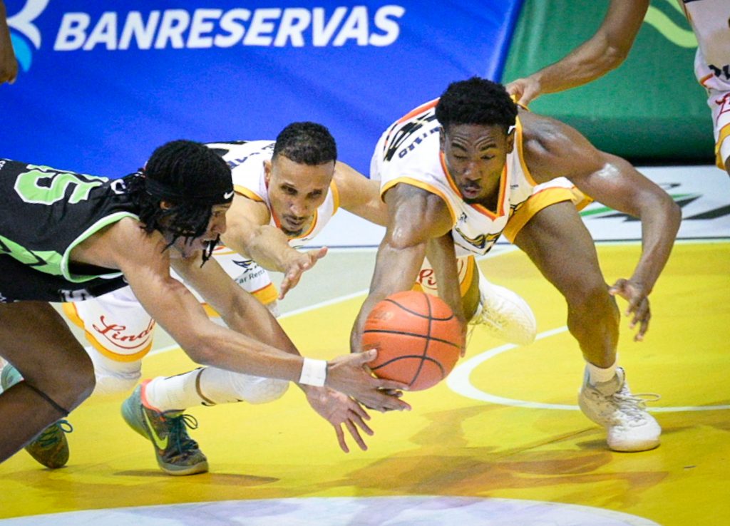 “metros-superan-a-soles-con-liderato-de-adris-al-juego-en-equipo-y-tributo-a-las-madres”