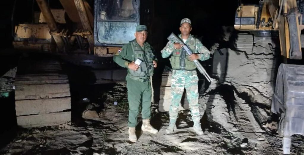 senpa-incauta-dos-retroexcavadora-y-un-camion-en-mina-que-operaba-ilegal-en-montecristi