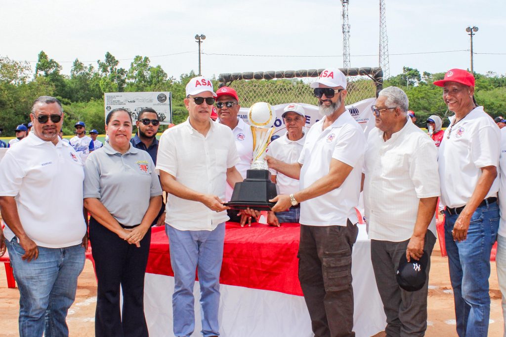 dedicado-a-ulises-rodriguez-asa-da-apertura-al-torneo-inter-empresarial-de-softbol