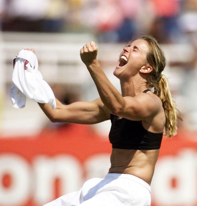 ayer-hablamos-del-inicio-de-la-tarjeta-amarilla,-cuando-un-futbolista-anota-un-gol-y-se-quita-la-camiseta.