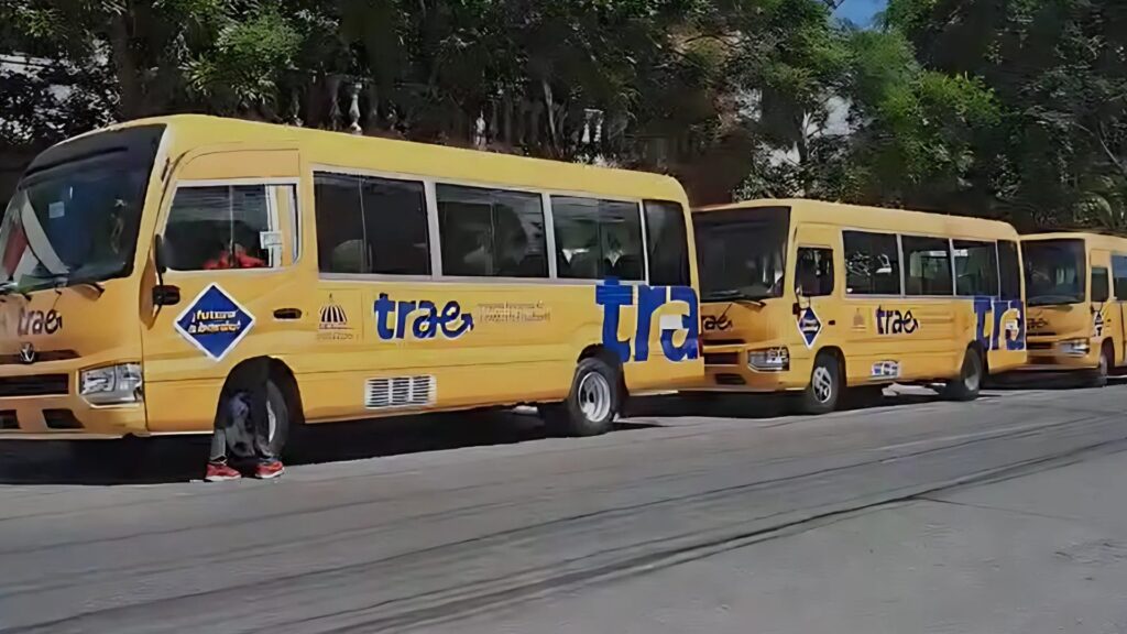 entregan-cinco-unidades-de-transporte-escolar-en-centro-educativo-de-san-jose-de-ocoa