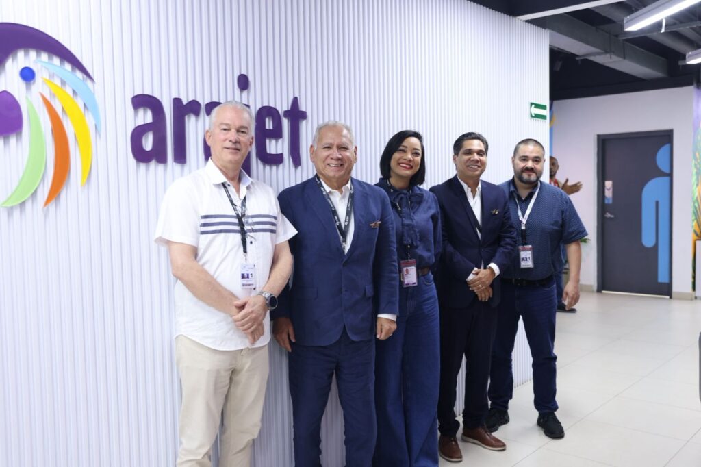 firman-acuerdo-para-fortalecer-la-formacion-del-talento-aeronautico-dominicano