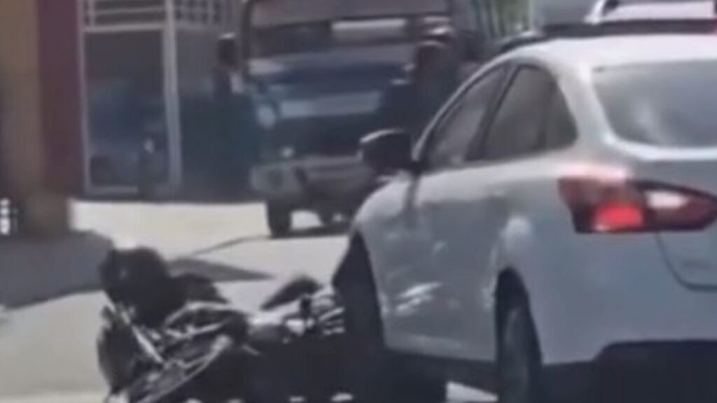 video:-mujer-embiste-a-motorista-que-lanzo-una-piedra-a-su-vehiculo