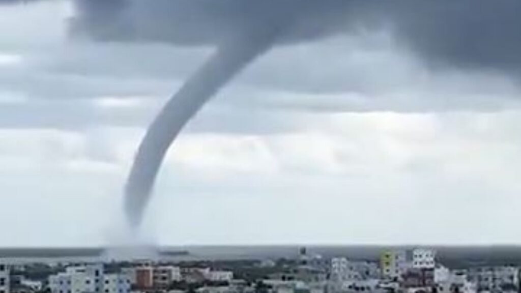 video:-tromba-marina-sorprende-al-sur-de-la-romana