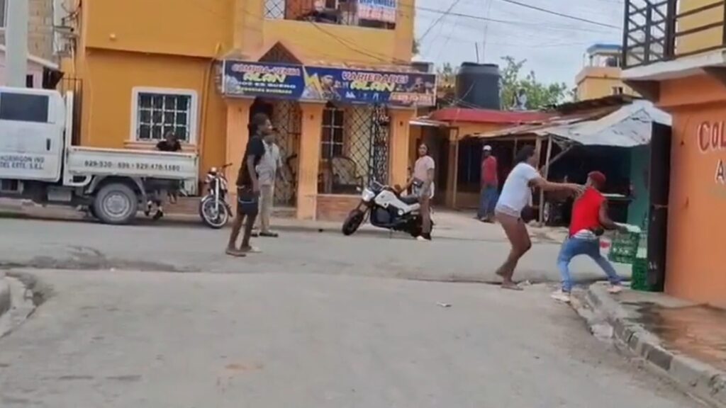 video:-hombre-golpea-otro-en-la-cabeza-por-supuestos-celos-en-higuey,-seibo