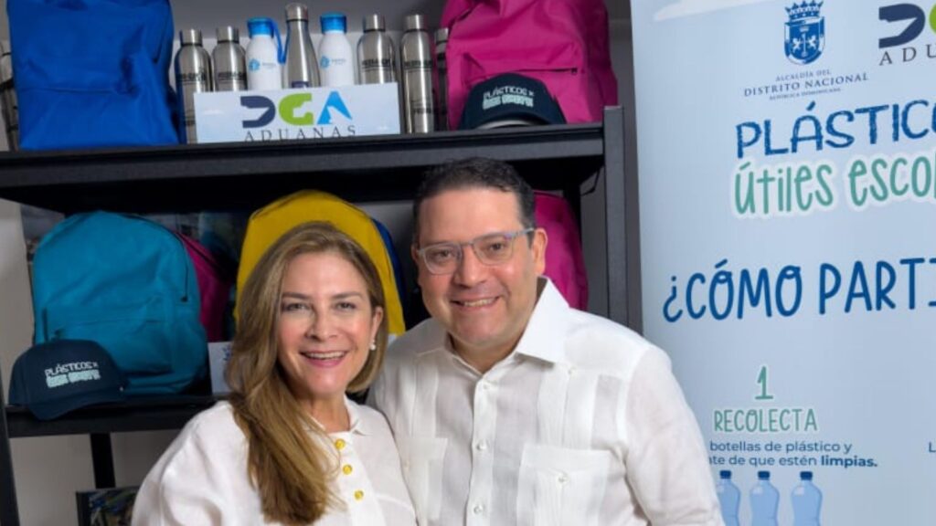 carolina-y-yayo-se-unen-en-plasticos-por-utiles-escolares
