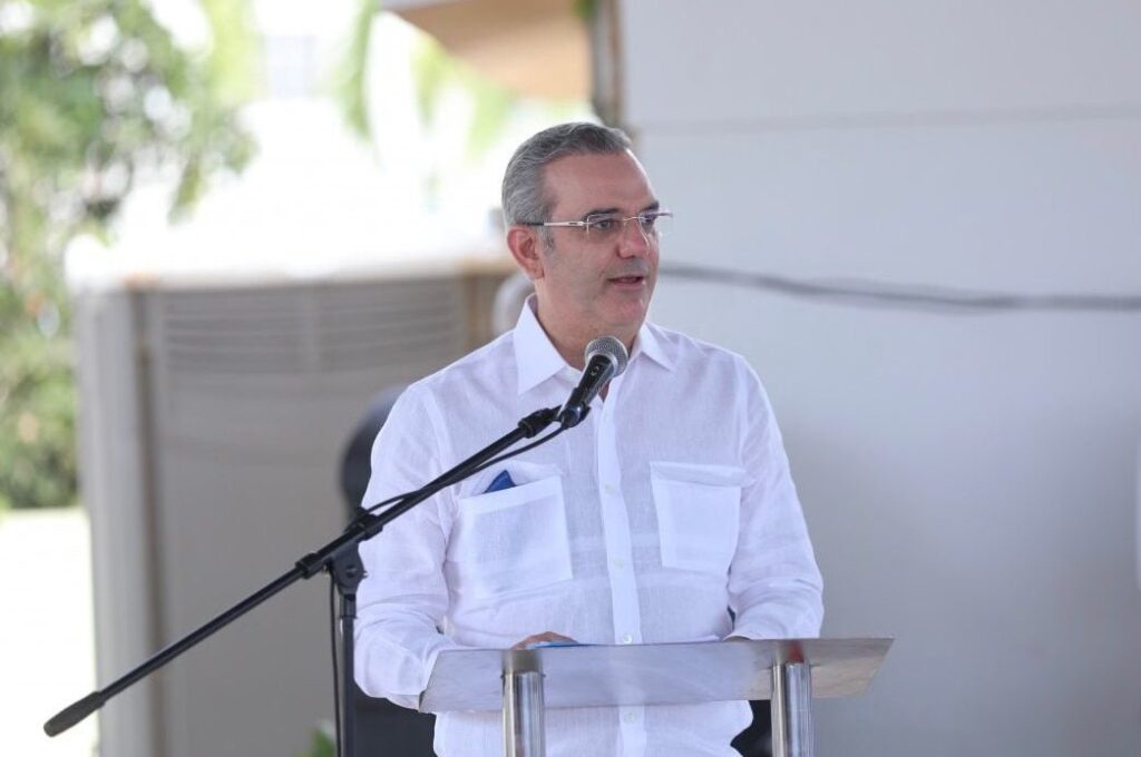 presidente-abinader-entrega-mas-de-1,900-titulos-de-propiedad-en-los-guaricanos