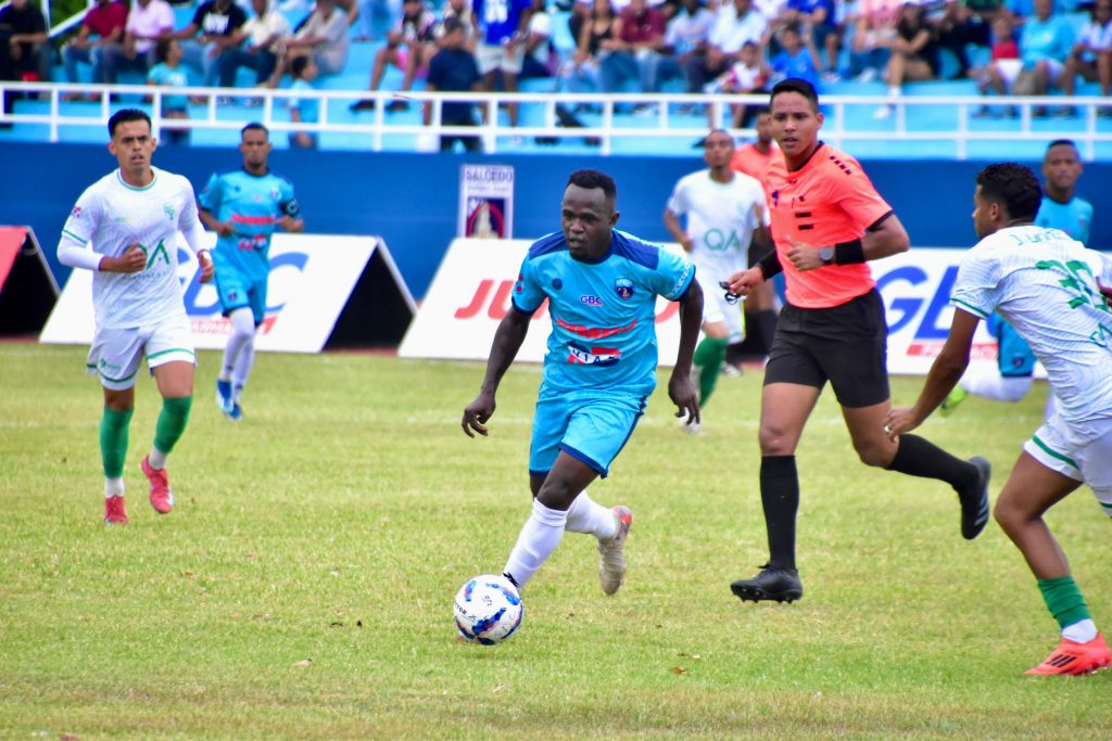 ldf:-salcedo-fc-sigue-invicto;-delfines-consiguen-su-primera-victoria