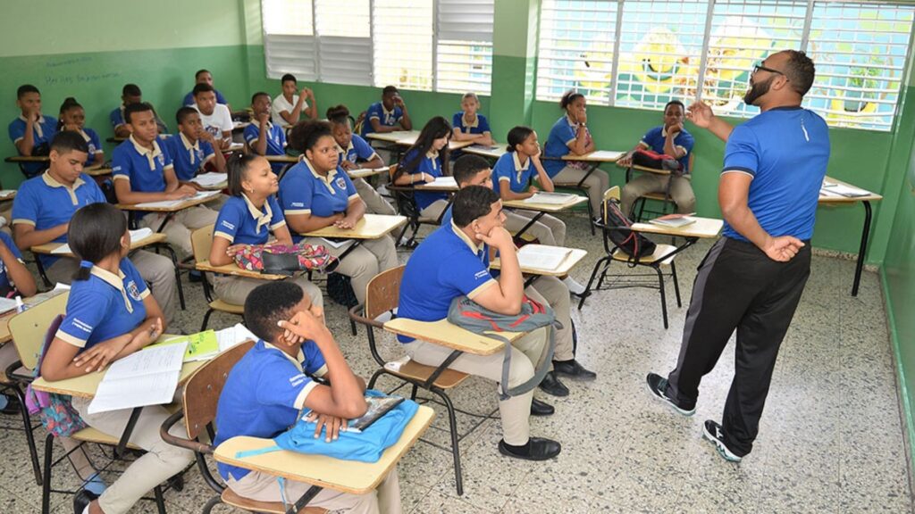 ¡a-la-clase-que-ya-es-hora!-ano-escolar-2025-2026-arranca-con-actos-simultaneos-en-122-distritos