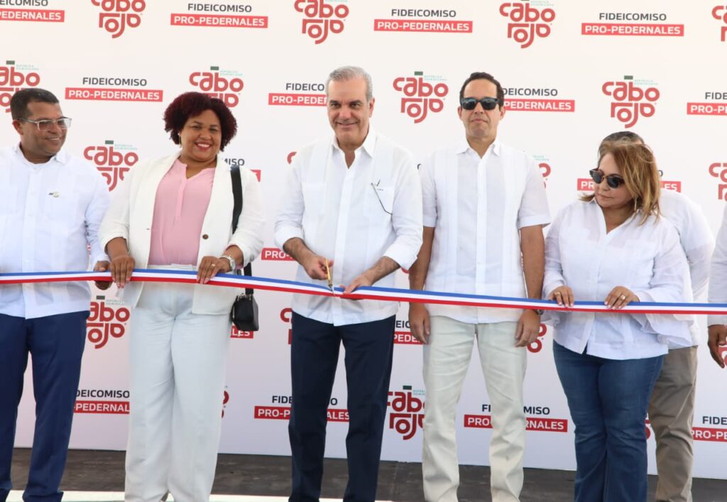 abinader-inaugura-moderna-planta-de-tratamiento-en-cabo-rojo-que-garantiza-sostenibilidad-del-turismo-en-el-sur