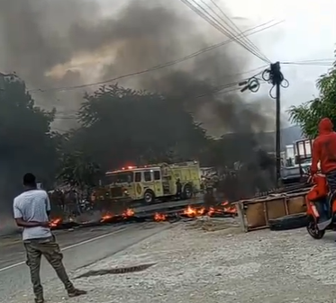 video:-paralizan-transito-en-carretera-que-comunica-hacia-el-sur-en-san-jose-de-ocoa-por-apagones