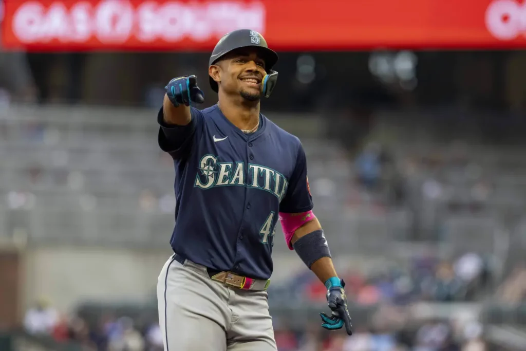 rodriguez-conecta-2-jonrones,-raleigh-llega-a-52,-y-marineros-derrotan-10-2-a-los-bravos