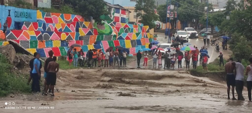 video:-continuan-incomunicadas-varias-localidades-de-guayabal,-en-azua-por-crecida-del-arroyo-la-tina