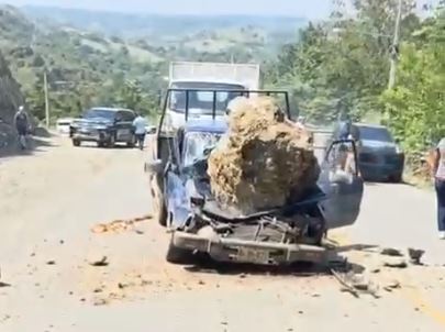 cae-roca-gigante-sobre-vehiculo-en-trayecto-jarabacoa–la-vega