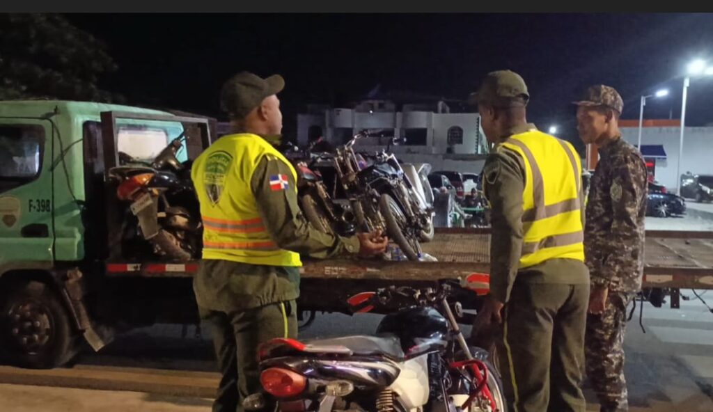 digesett-retiene-varias-motocicletas-durante-operativo-en-malecon-de-san-pedro-de-macoris