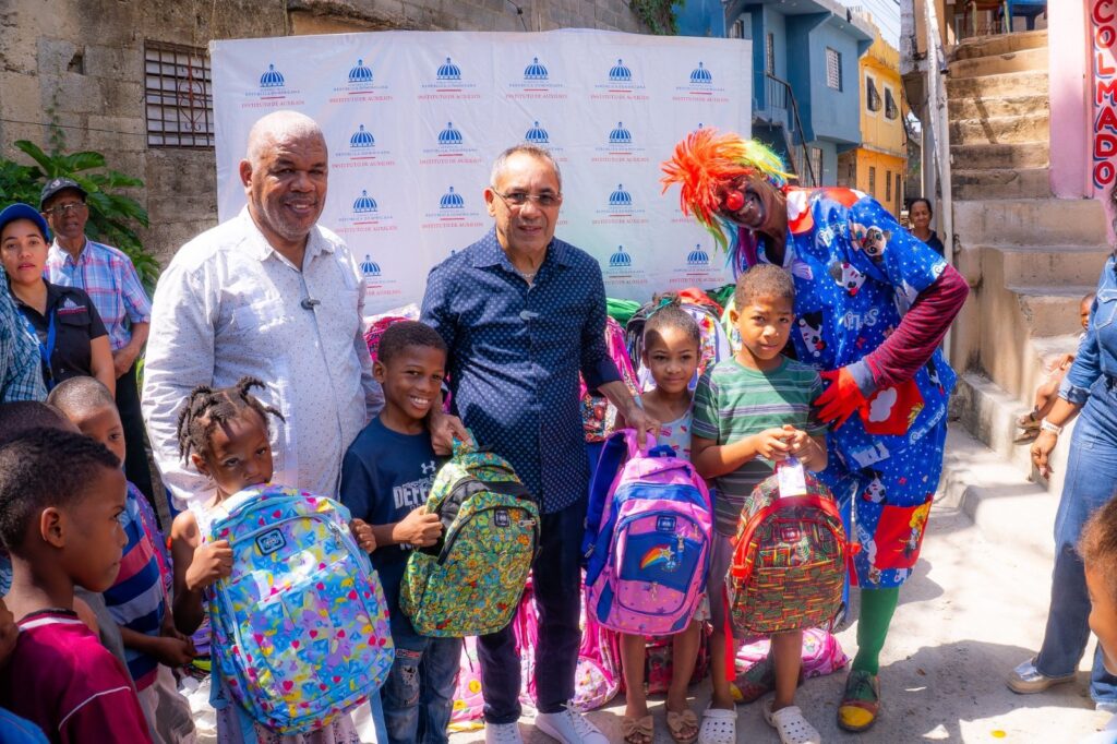 inavi-entrega-cientos-de-utiles-escolares-a-estudiantes-del-gran-santo-domingo