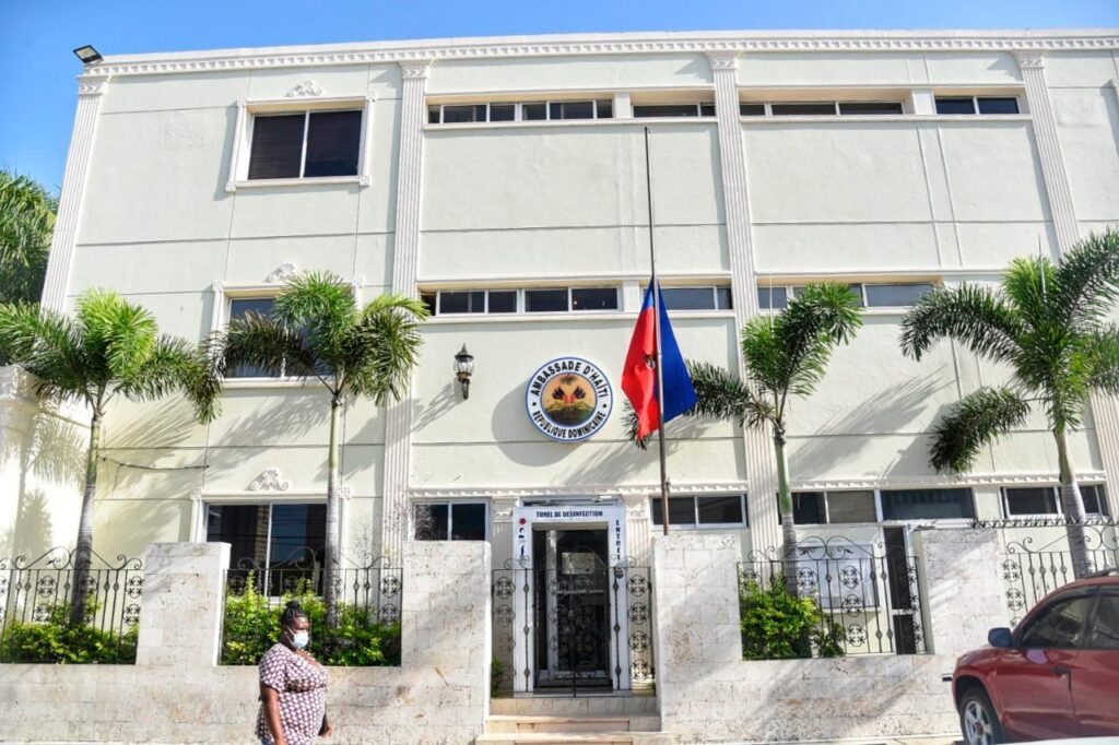 embajada-de-haiti-rodeada-de-basura-y-orina-en-pleno-distrito-nacional