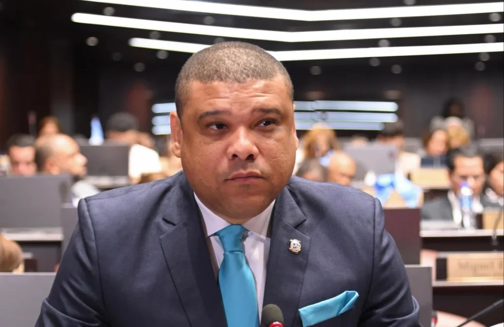 ramon-raposo-impulsa-cultura-de-proteccion-y-cuidado-al-medio-ambiente-entre-estudiantes-de-sdn