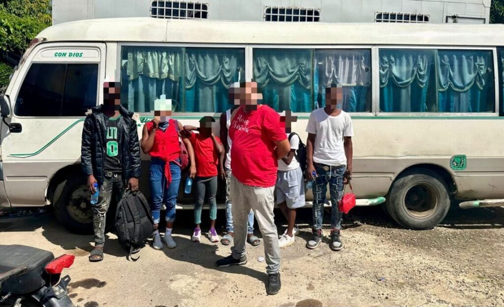 migracion-detiene-dominicano-que-transportaba-siete-haitianos-indocumentados-en-dajabon