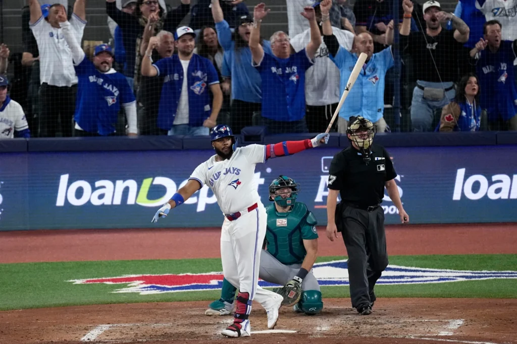 guerrero-pega-su-6.o-jonron-de-la-postemporada-y-los-blue-jays-vencen-6-2-a-los-mariners-para-forzar-el-juego-7-de-la-alcs