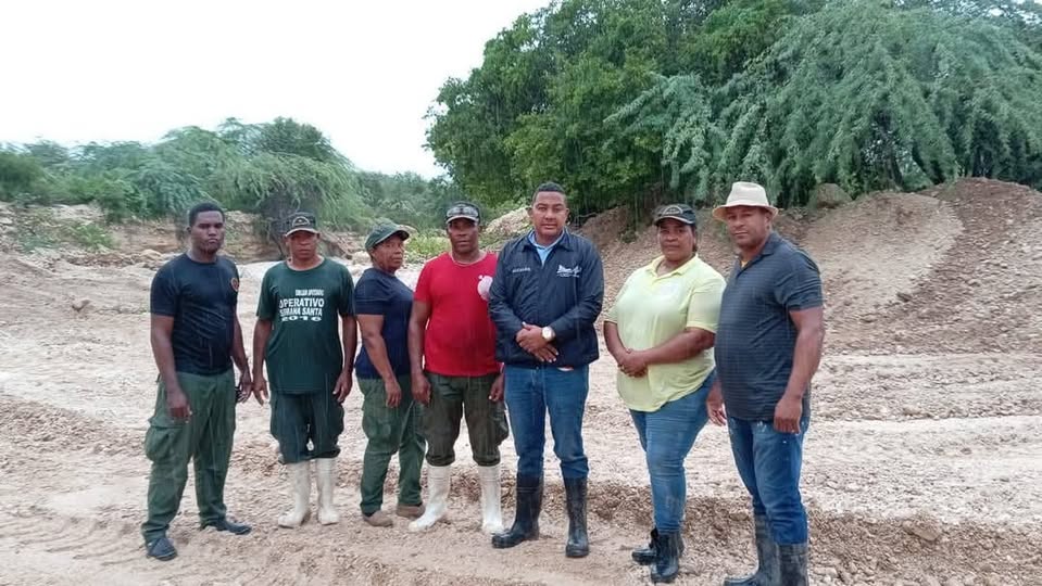 la-alcaldia-de-villa-jaragua-de-la-provincia-bahoruco-y-su-titular-ivan-aristides-medina-trinidad,-acondicionan-arroyos-y-canadas-para-visibilizar-su-caudal-ante-cualquier-eventual-que-pudiese-presentarse-ante-los-efectos-por-la-tormenta-tropical-melissa.
