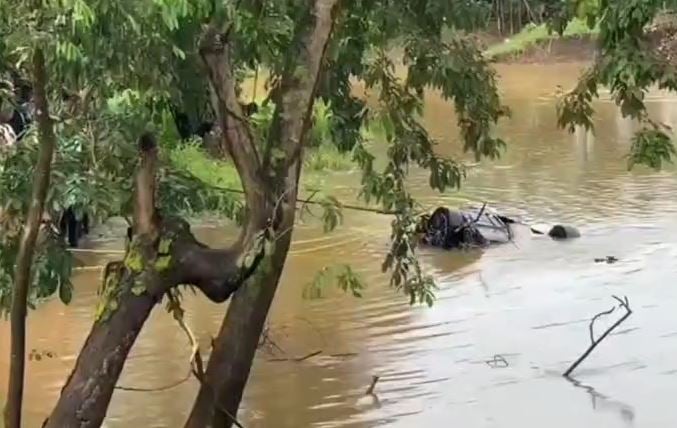 hombre-muere-tras-vehiculo-caer-al-rio-en-san-francisco-de-macoris