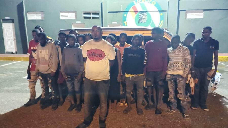 video:-ejercito-detiene-dominicano-transportando19-haitianos-ilegales-en-san-juan