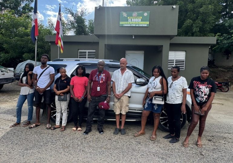 video:-detienen-canadiense-trasladando-ocho-haitianos-ilegales-en-dajabon