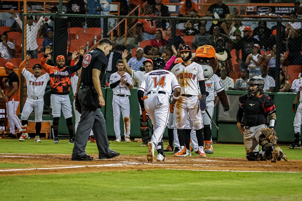 toros-se-imponen-a-leones-guiados-por-celestino,-de-la-cruz-y-guzman