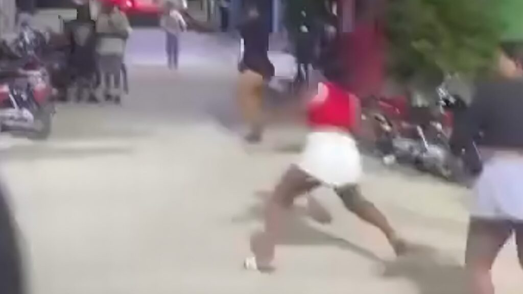 video:-¡tremendo-botellazo!-mujeres-hieren-joven-tras-enfrentamiento-en-las-afueras-de-un-negocio-en-azua