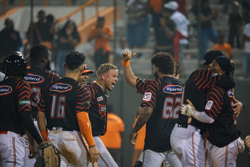 toros-dejan-al-licey-en-el-terreno-y-acarician-los-playoffs