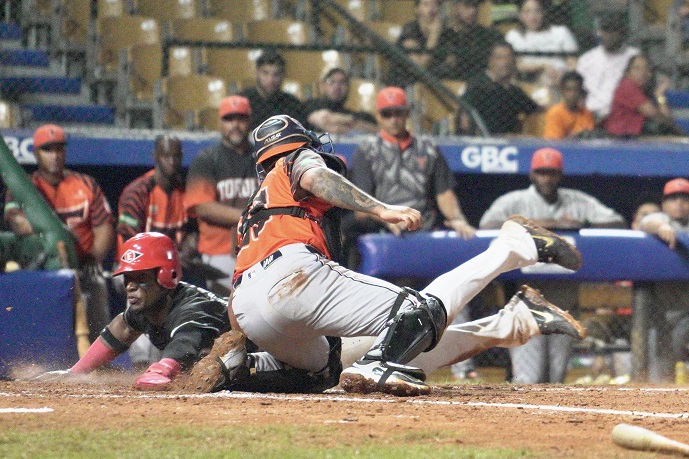 leke-anoto-en-agresivo-corrido:-leones-extienden-racha-para-seguir-en-el-tercero