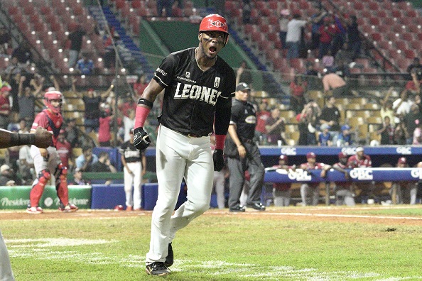 jonron-de-lake-mantiene-a-leones-invictos-en-primer-lugar-del-rr