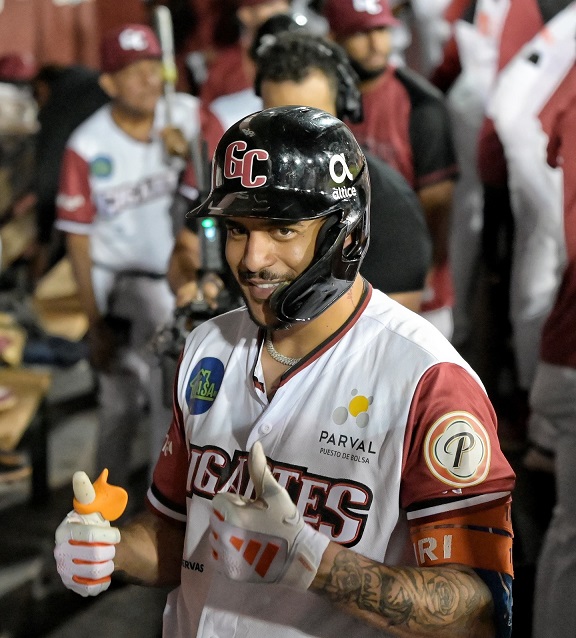 gigantes-dejan-en-el-terreno-a-toros-con-hit-de-siri-logrando-su-segunda-victoria-del-todos-contra-todos