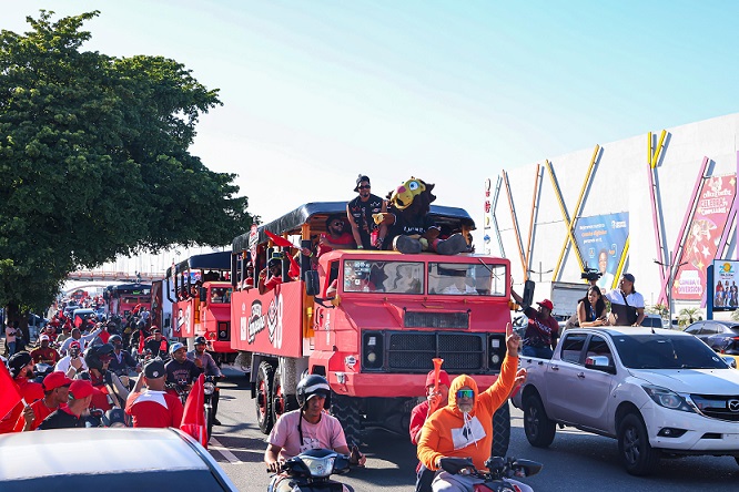 con-caravana-triunfal,-escogidistas-celebran-corona-18-en-las-calles-de-la-capital