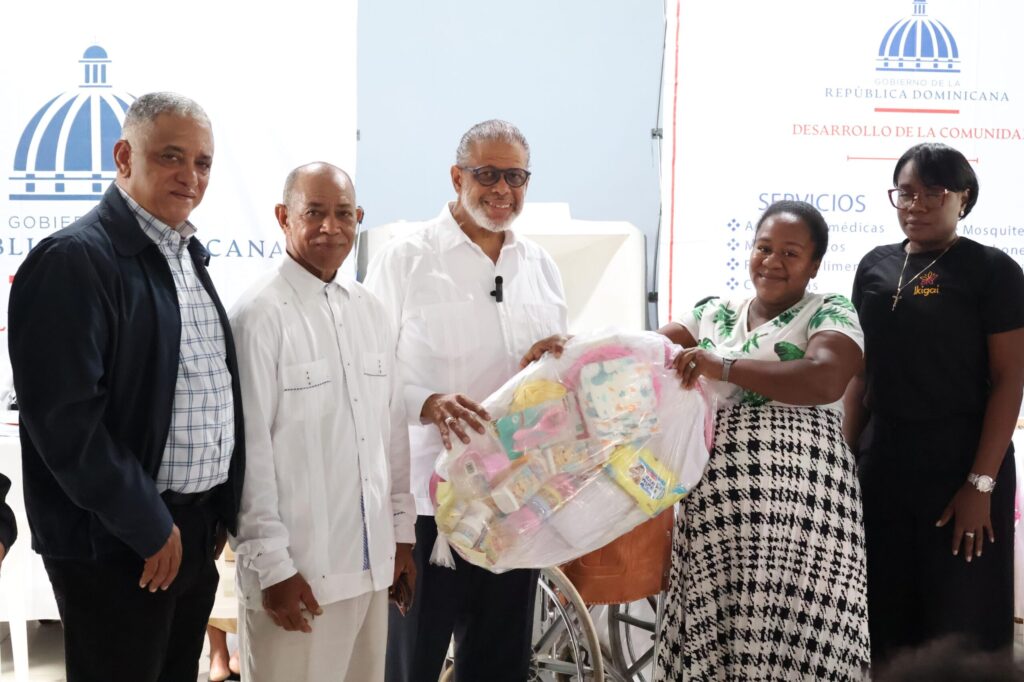 dgdc-lleva-“la-ruta-comunitaria”-a-el-carril-de-haina-con-jornada-medica-y-acondicionamiento-de-viviendas
