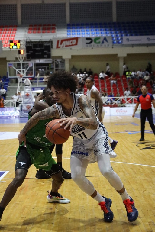 andersson-garcia-debuta-con-triple-doble-en-la-victoria-de-marineros-de-puerto-plata