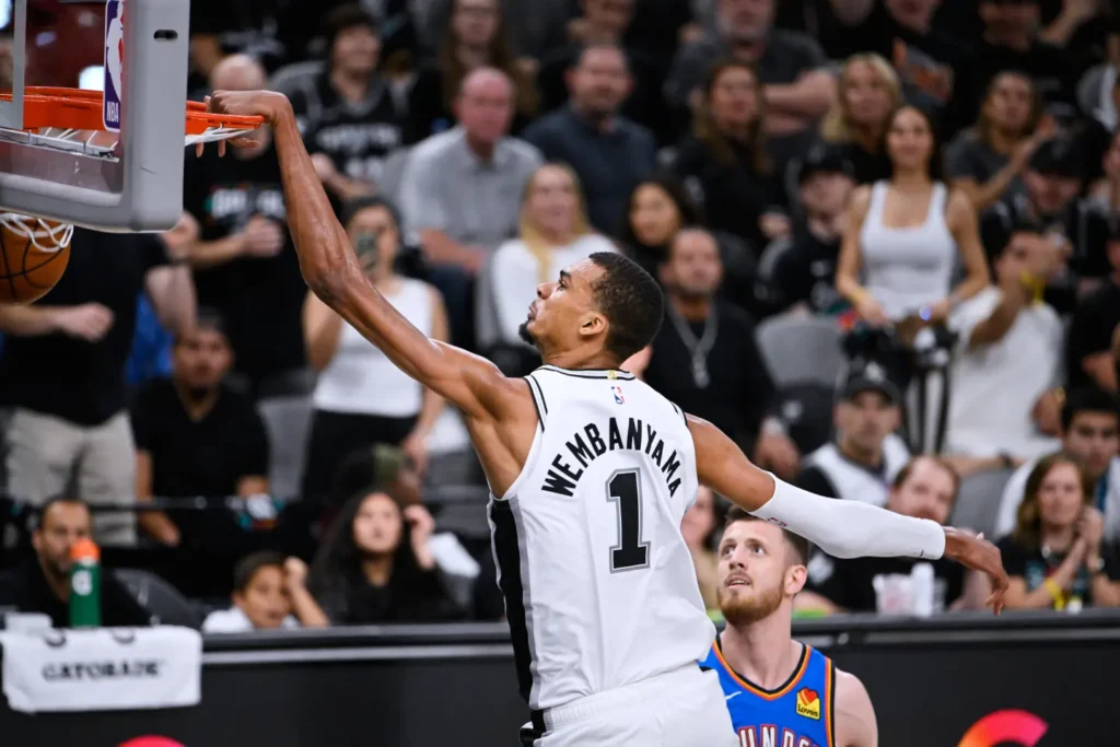 wembanyama-anota-33.-los-spurs-reaccionan-y-vencen-al-thunder,-igualando-la-final-del-oeste-2-2
