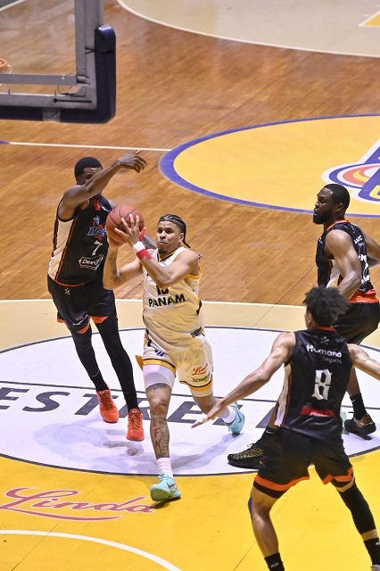 silverio-debuta-con-chispa-y-metros-sobreviven-ante-titanes-para-completar-la-barrida