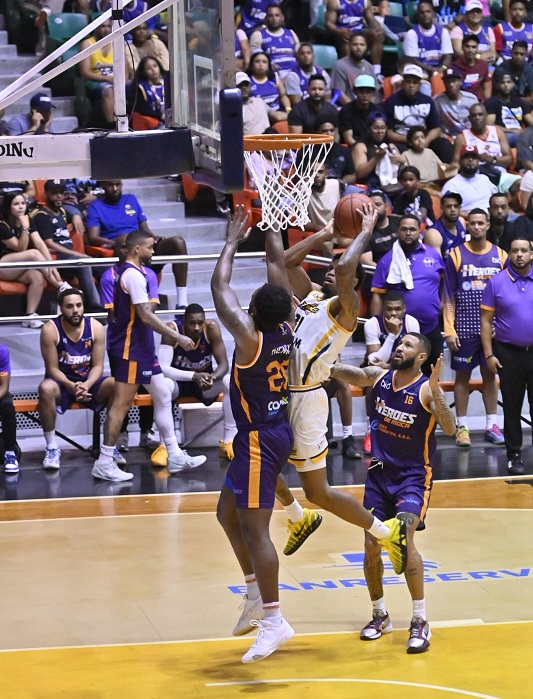 heroes-vencen-a-metros-con-final-dramatico-y-polemico