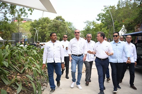 presidente-abinader-es-recibido-con-jubilo-en-el-complejo-acuatico