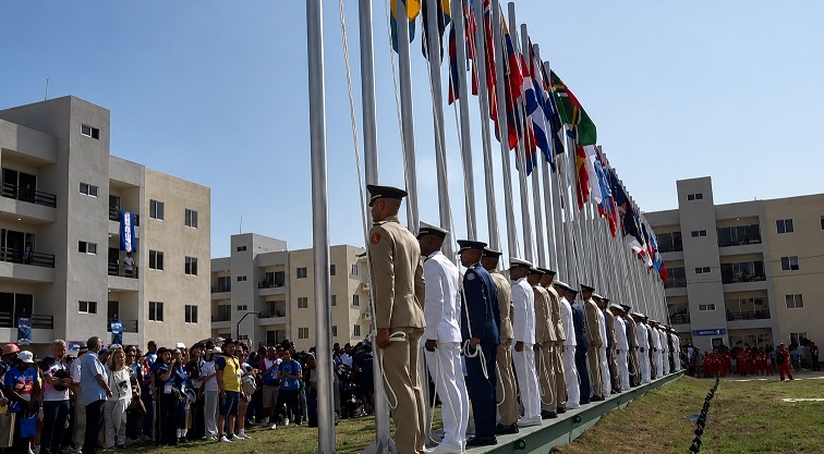 las-banderas-ya-ondean-en-la-villa-realizan-ceremonia-de-izamiento-de-banderas-en-la-villa-centroamericana-y-del-caribe