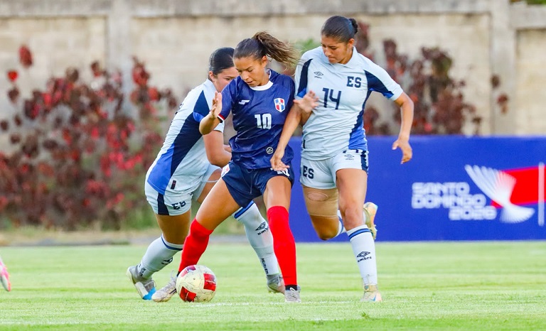 el-salvador-gana-cerrado-partido-a-dominicana-en-futbol-femenino-jcc